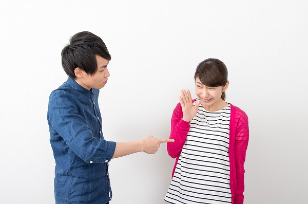 もううんざり…束縛する彼氏への対処法って?