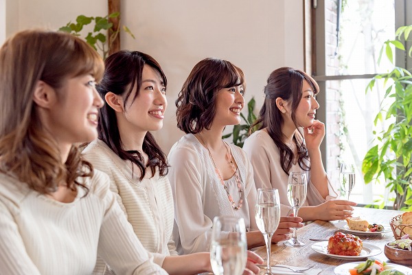 合コンで男性の目線を引きつける!モテる服装選びのポイント