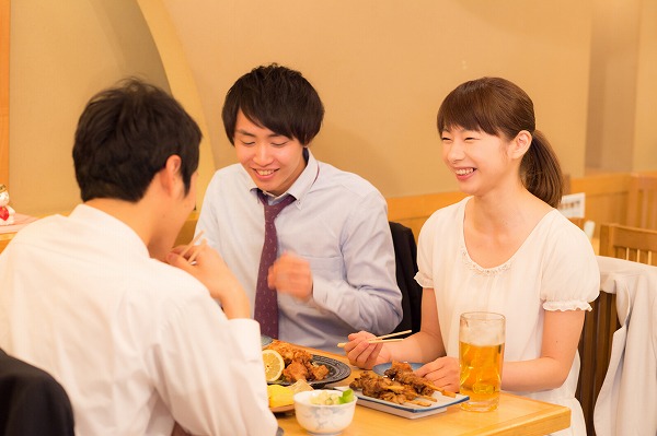 合コンで緊張してしまう人必見!おすすめの話題と好印象を残すためのコツ