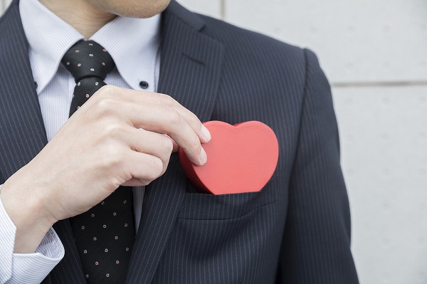 モテ期か勘違いか?思わせぶりな行動をする男性心理の真実
